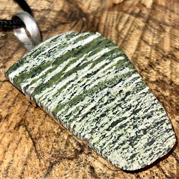 Raw Chrysotile in Serpentine Pendant 2 1/4” - Picture 6 of 9